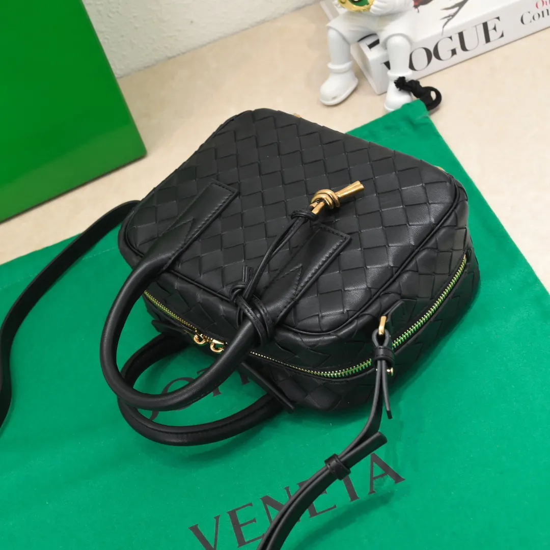 Batch 1560 BV2024 Spring Get Away small square box, retro and fashionable small size, multiple carrying methods, retro and fashionable, lightweight bag, practical space, same style for men and women! ! ! A fashionable must-have item, brass knotted rope pendant, chic and elegant, low-key luxury and tasteful, versatile item. Style number: 6763 Size: 23.5*17.9*9cm